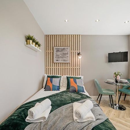 Cosy Heathrow Studios - Parking - Garden ロンドン エクステリア 写真