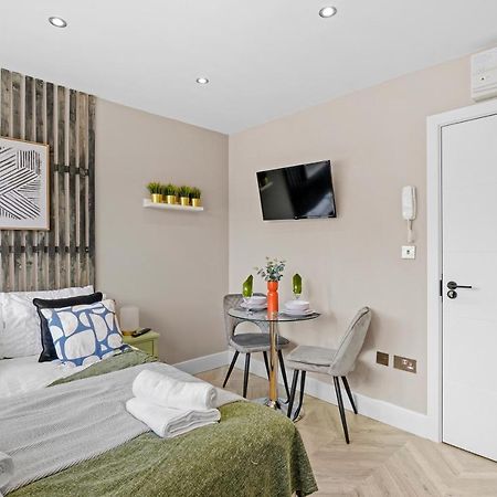 Cosy Heathrow Studios - Parking - Garden ロンドン エクステリア 写真