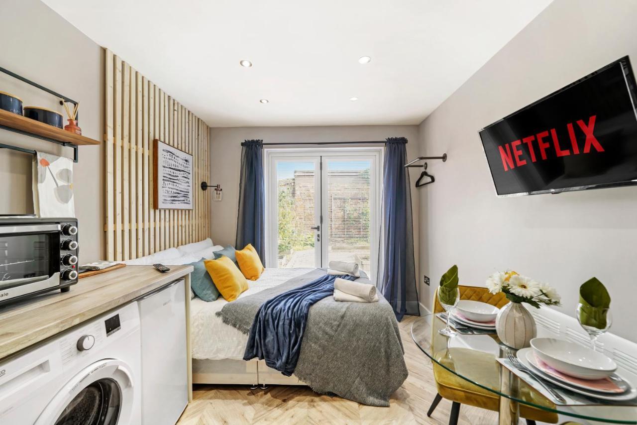 Cosy Heathrow Studios - Parking - Garden ロンドン エクステリア 写真