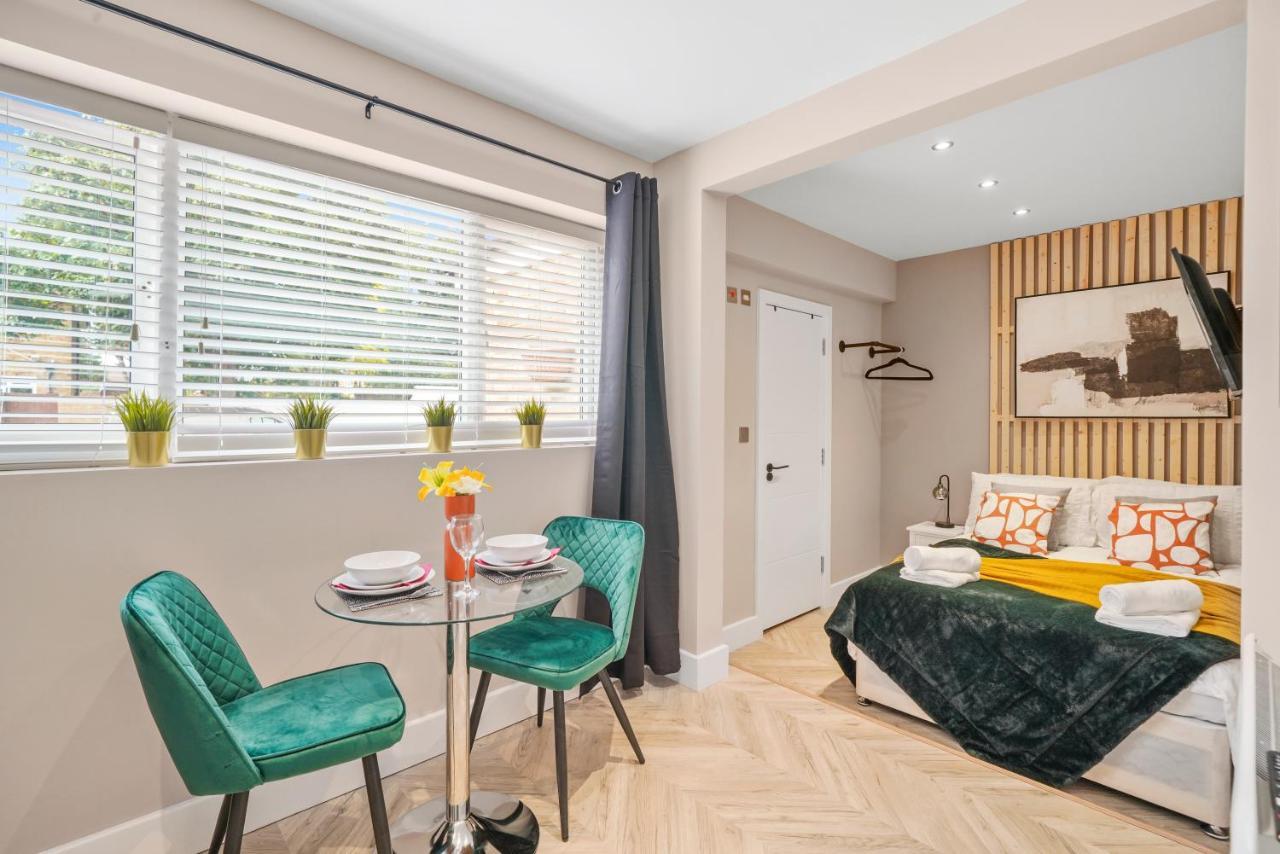 Cosy Heathrow Studios - Parking - Garden ロンドン エクステリア 写真