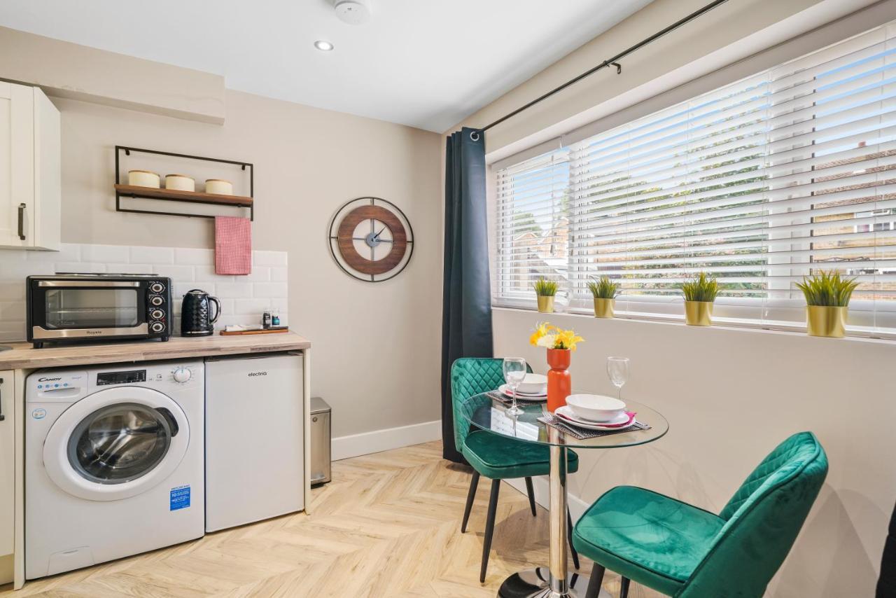 Cosy Heathrow Studios - Parking - Garden ロンドン エクステリア 写真