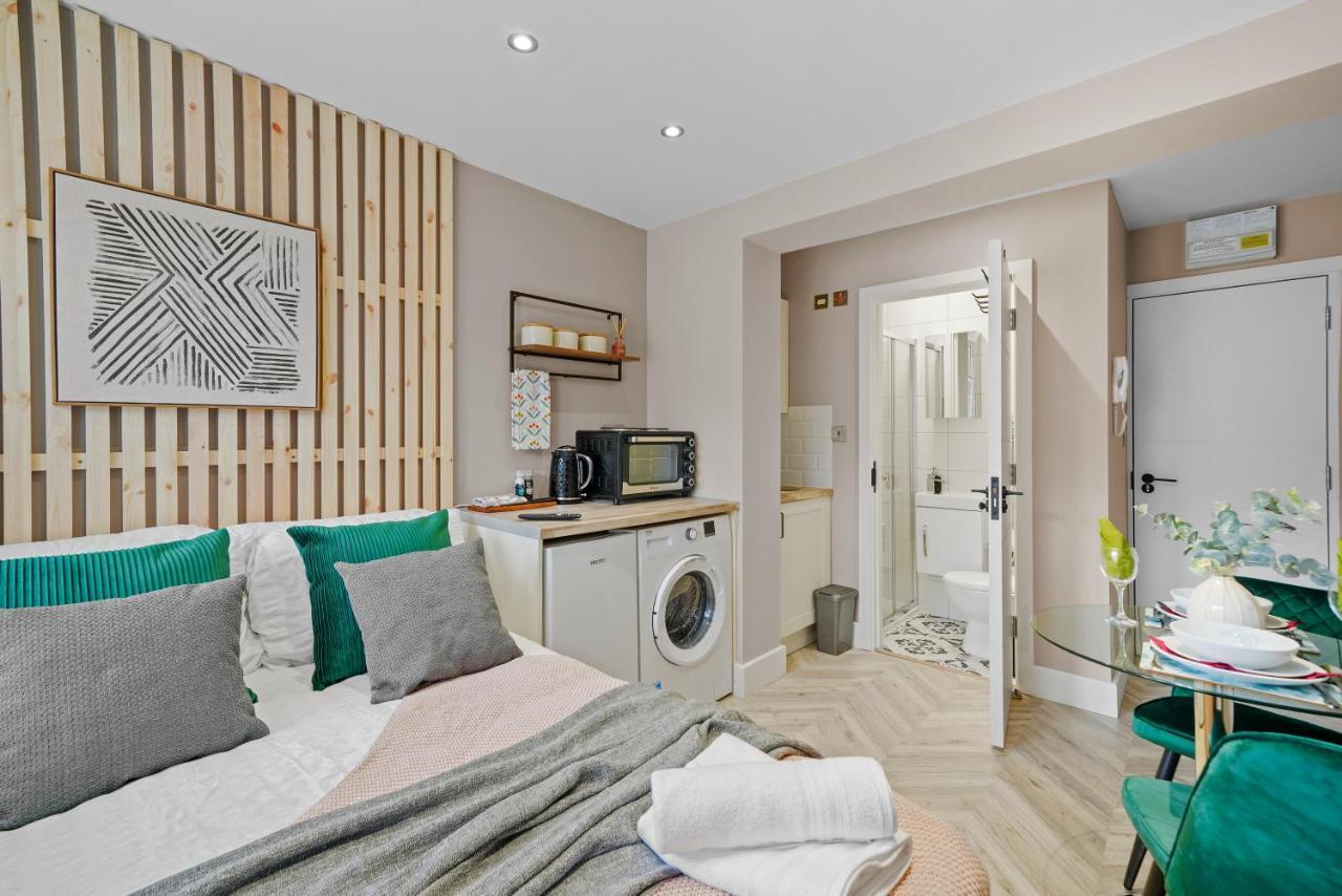 Cosy Heathrow Studios - Parking - Garden ロンドン エクステリア 写真