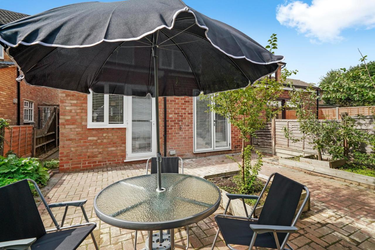 Cosy Heathrow Studios - Parking - Garden ロンドン エクステリア 写真