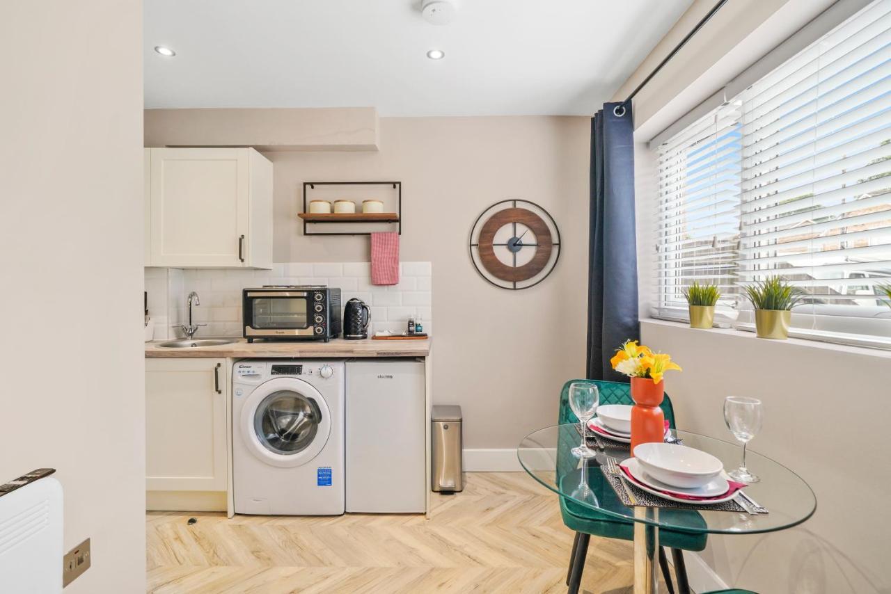 Cosy Heathrow Studios - Parking - Garden ロンドン エクステリア 写真