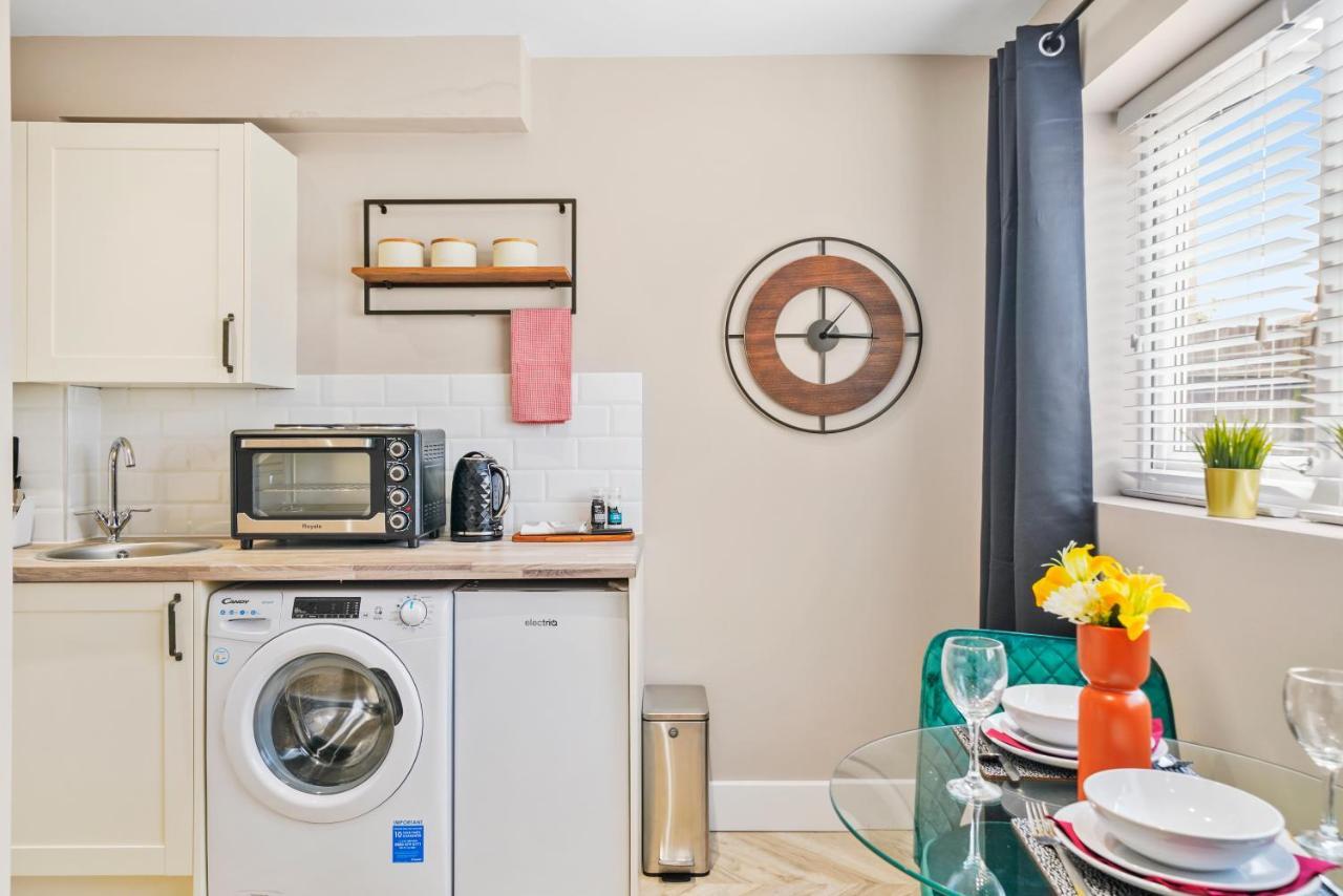 Cosy Heathrow Studios - Parking - Garden ロンドン エクステリア 写真