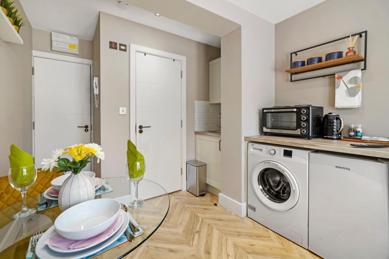 Cosy Heathrow Studios - Parking - Garden ロンドン エクステリア 写真