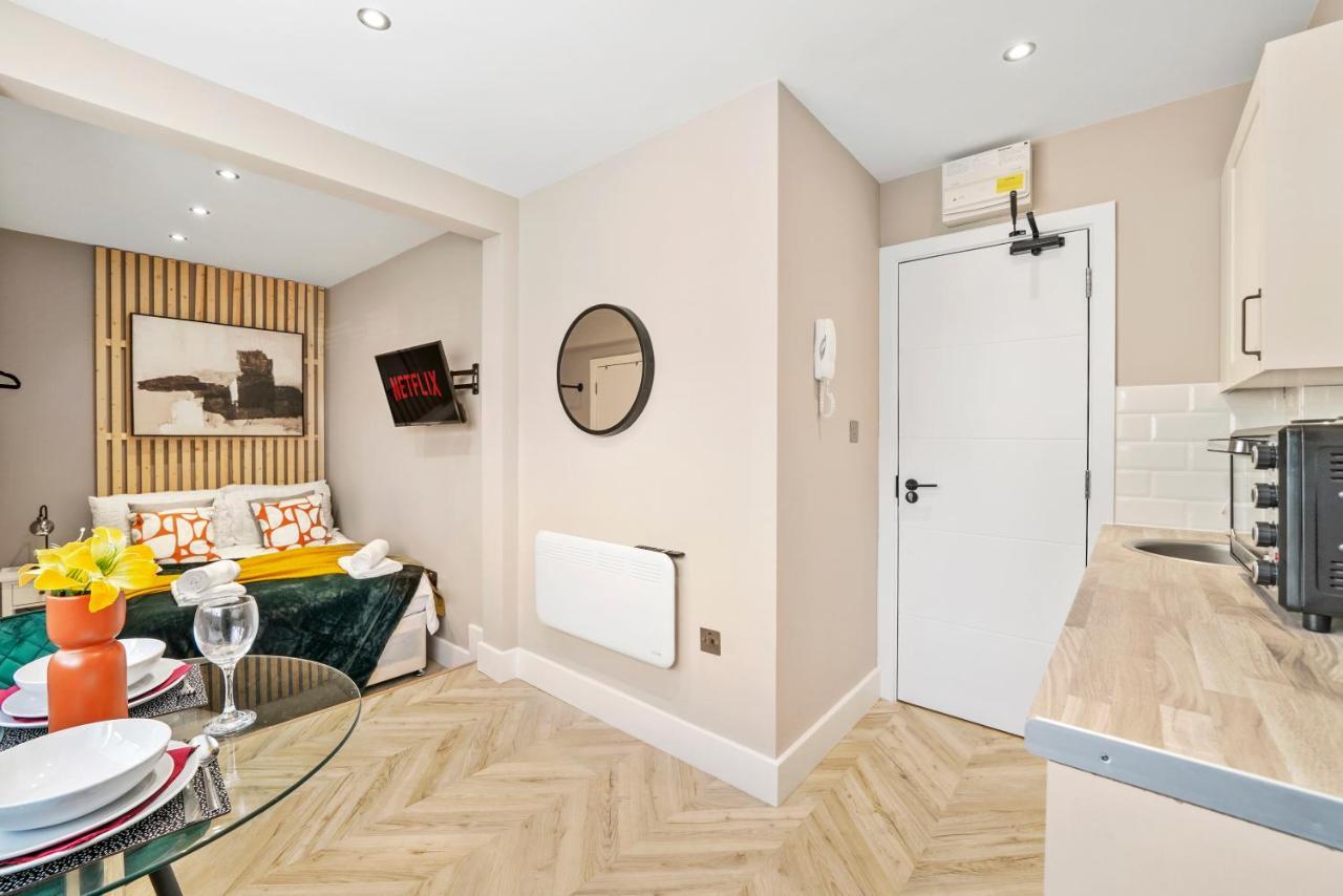 Cosy Heathrow Studios - Parking - Garden ロンドン エクステリア 写真