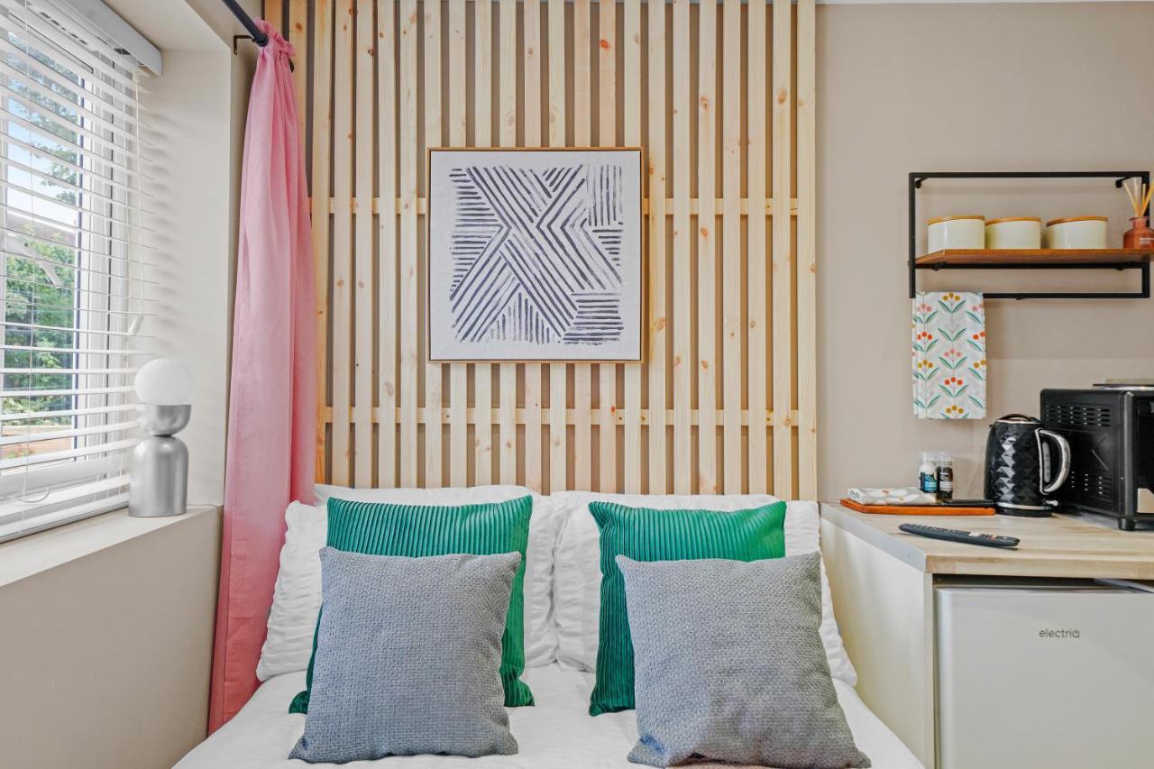 Cosy Heathrow Studios - Parking - Garden ロンドン エクステリア 写真