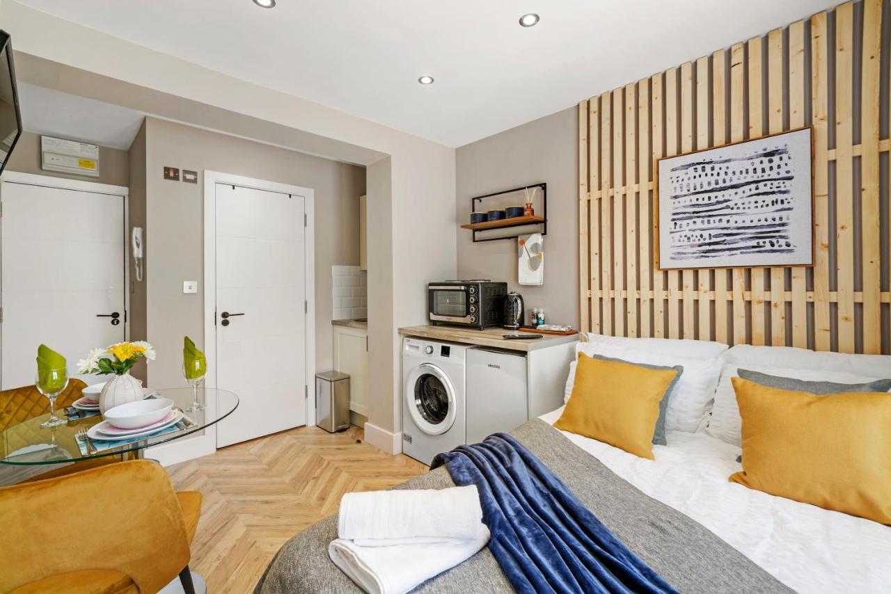 Cosy Heathrow Studios - Parking - Garden ロンドン エクステリア 写真
