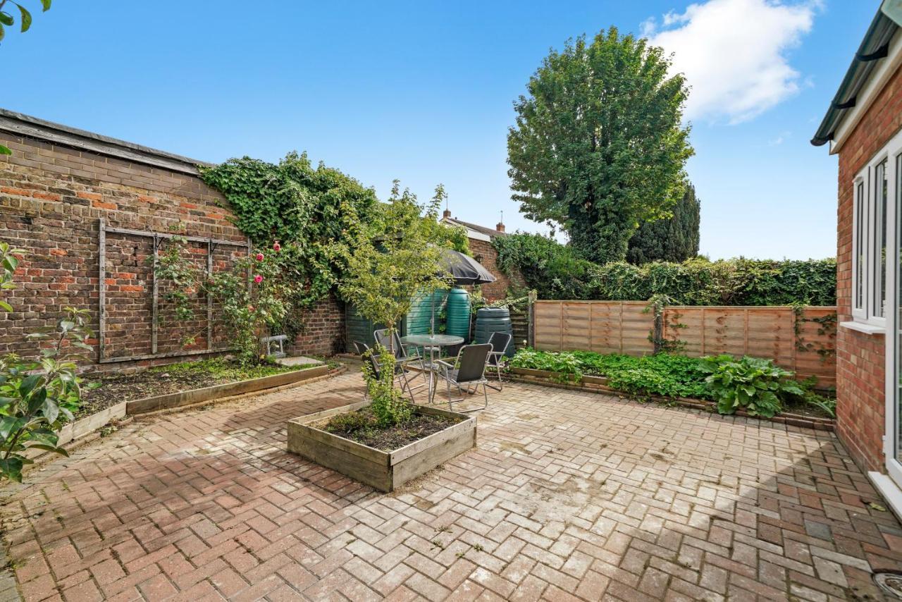 Cosy Heathrow Studios - Parking - Garden ロンドン エクステリア 写真