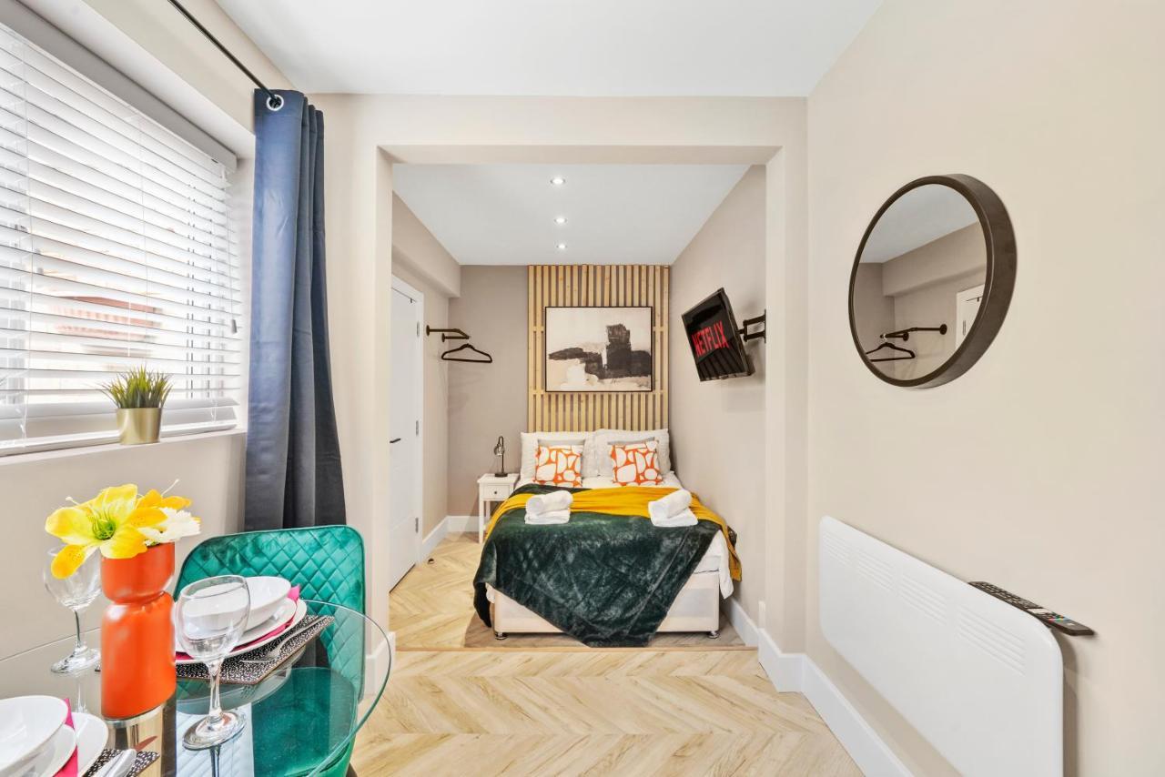 Cosy Heathrow Studios - Parking - Garden ロンドン エクステリア 写真