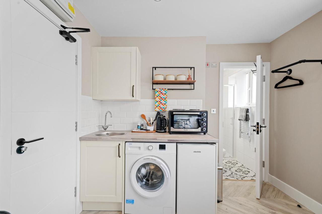 Cosy Heathrow Studios - Parking - Garden ロンドン エクステリア 写真