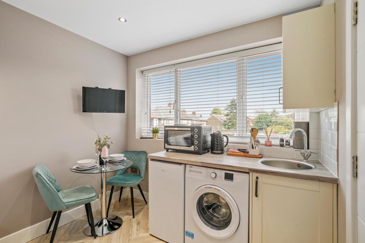 Cosy Heathrow Studios - Parking - Garden ロンドン エクステリア 写真