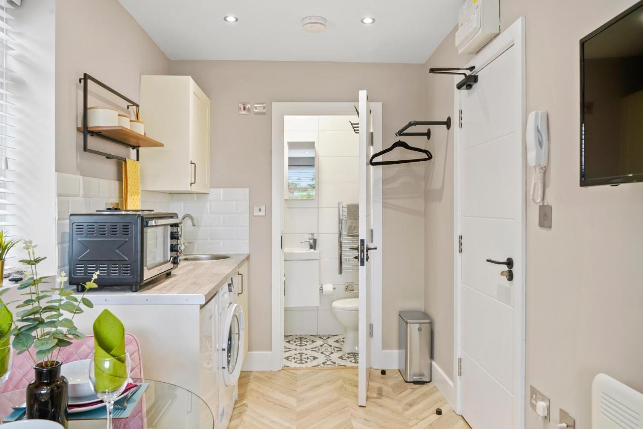 Cosy Heathrow Studios - Parking - Garden ロンドン エクステリア 写真