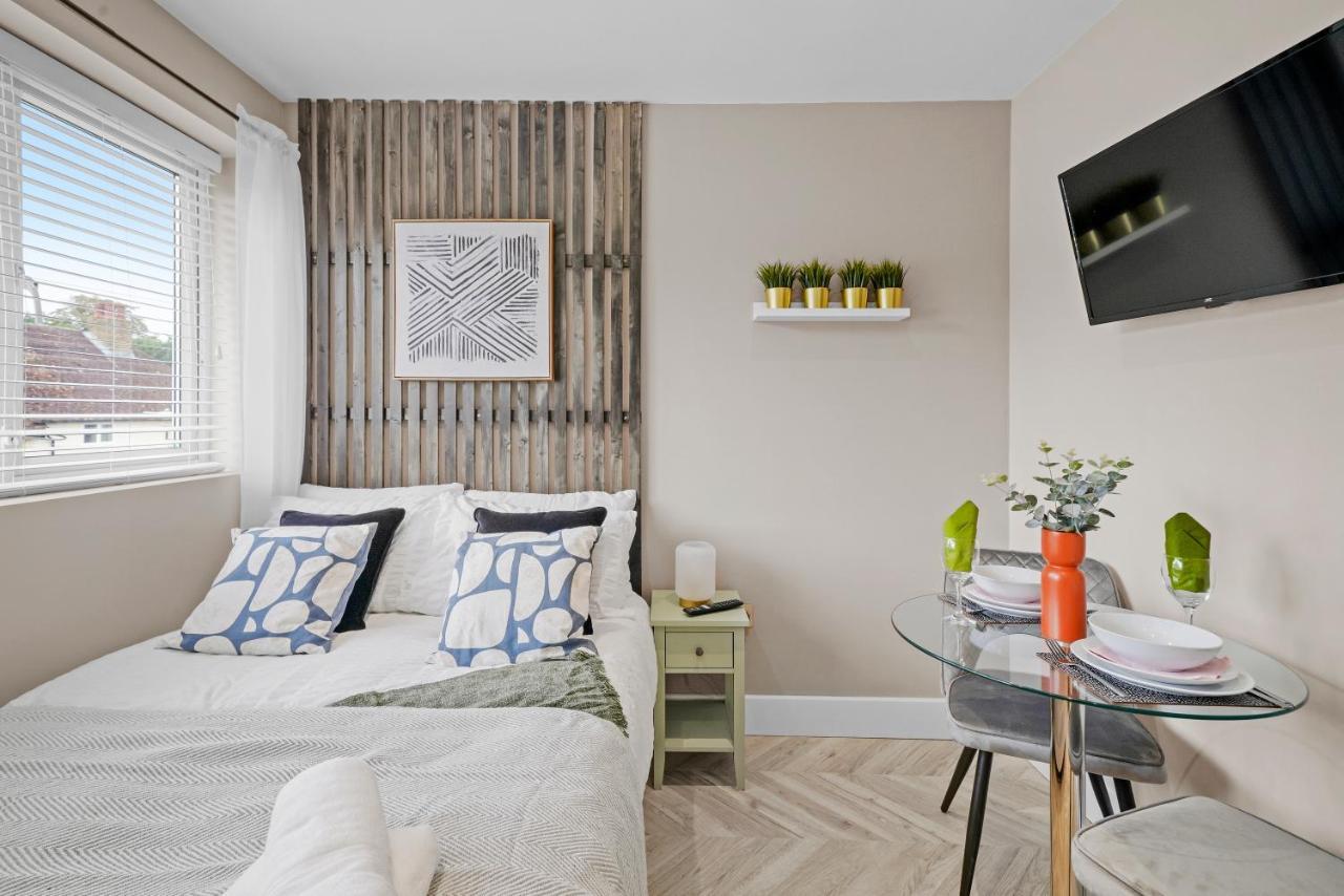 Cosy Heathrow Studios - Parking - Garden ロンドン エクステリア 写真