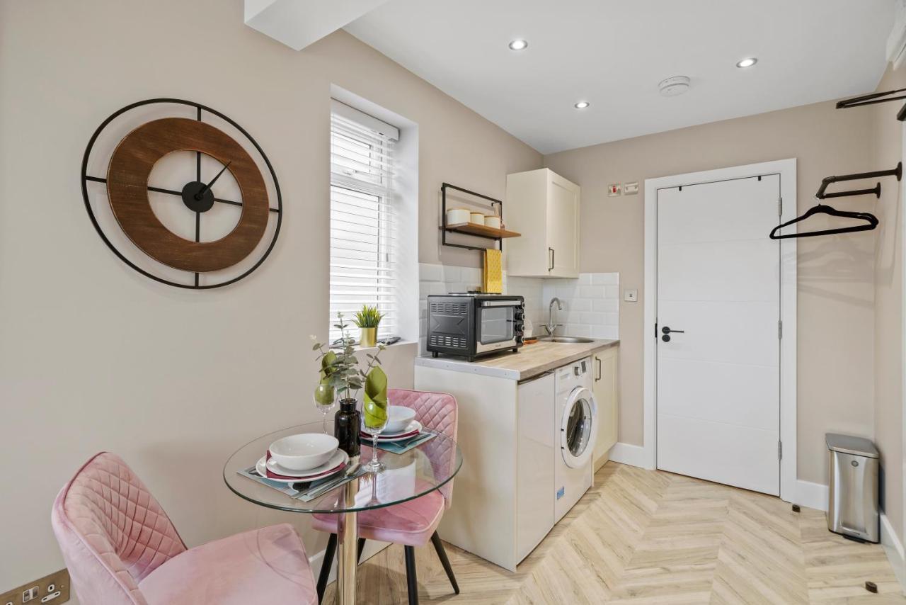 Cosy Heathrow Studios - Parking - Garden ロンドン エクステリア 写真